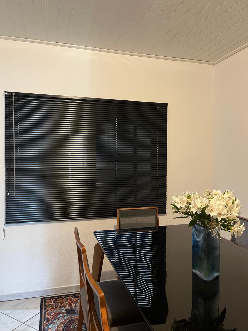 <p>Nossas Persianas possuem uma grande variedade de materiais e de acabamentos. São <strong>práticas e funcionais </strong>e o recolhimento das lâminas é feito de forma que facilite a limpeza das aberturas. Disponíveis nos modelos horizontal e vertical.</p>
